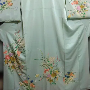 연한 녹색 꽃무늬 기모노