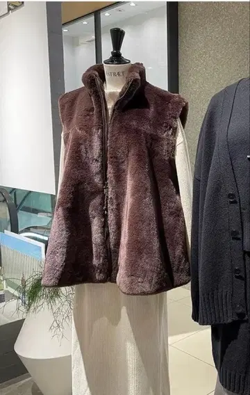 ASTRAET 아스트라트 플레어 인조 모피 베스트