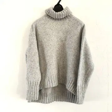 맥피 투모로우랜드 그레이 터틀넥 스웨터