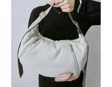 un/neu 라이트 그레이 숄더백