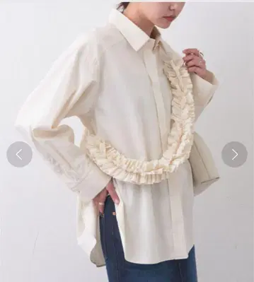 프릴 달린 크림색 긴팔 셔츠