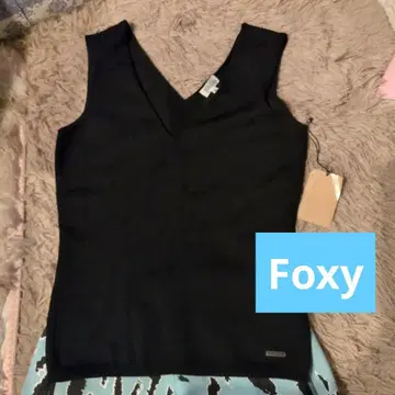 FOXEY 블랙 슬리브리스 상의 사이즈 42