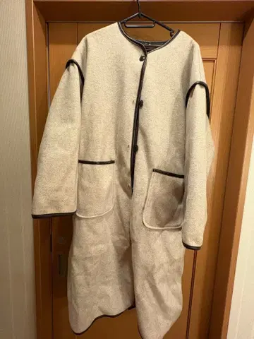 베이지 버튼 개폐식 롱 코트