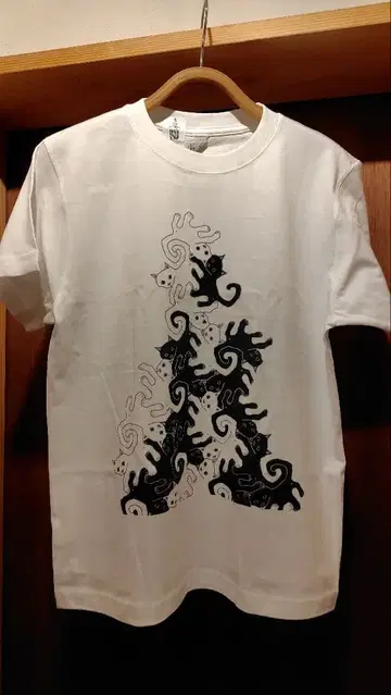 고양이를 쌓아 올린 듯한 무늬의 T셔츠