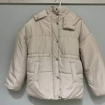 후드 부착 라이트 베이지 다운 자켓