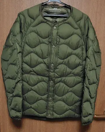 유니클로 화이트 마운티니어링 울트라 라이트 다운 M