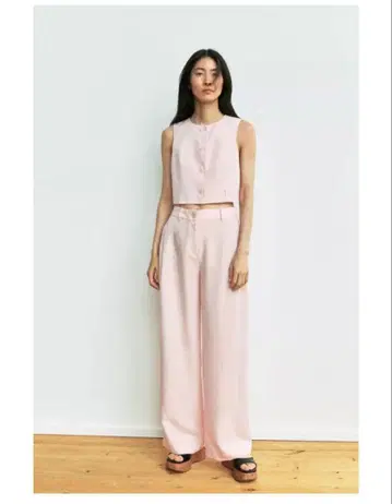 슬릿이 들어간 숏 기장 베스트