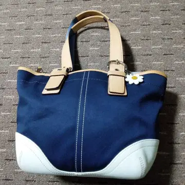 네이비와 화이트의 토트백