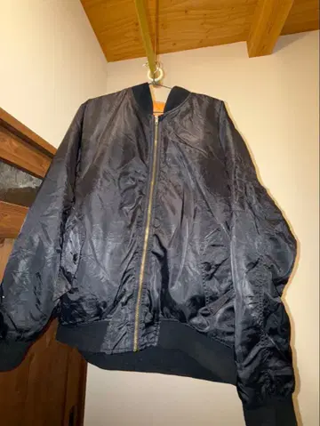 MA-1 스타일 블랙 나일론 자켓