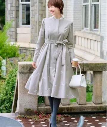 chesty 플라워 자수 그레이 코트