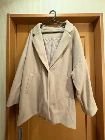 오버 사이즈 베이지 체스터 코트