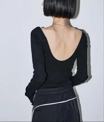 AIC. 패드 부착 백 오픈 암커버 리브 상의