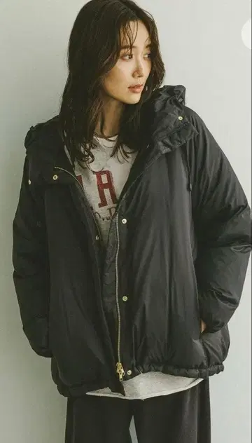 블랙 후드 부착 다운 자켓