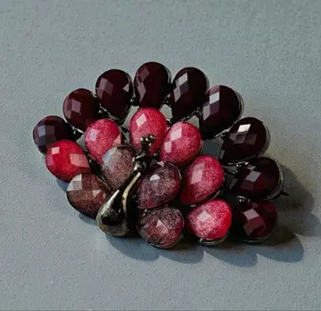 진홍색 구작, 사기를 물리치고 미를 부르는 공작 크리스탈 앤티크 브로치