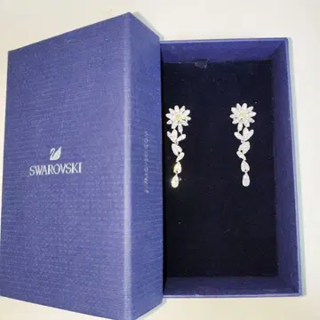 Swarovski 플라워 모티브 귀걸이