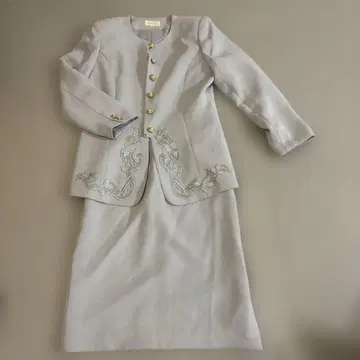 라이트 그레이 수트 긴팔 자수 포함