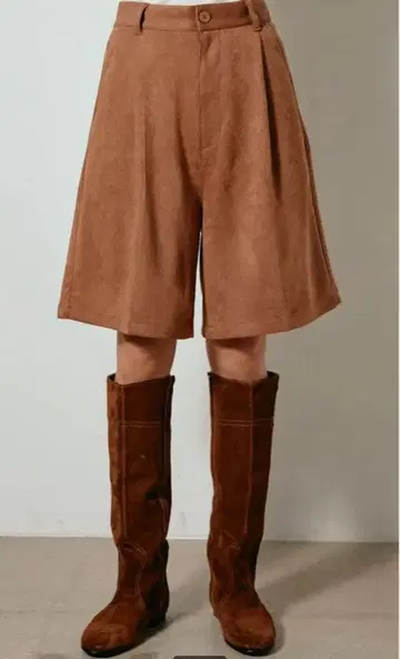 페이크 스웨이드 하프 팬츠 카멜/esica 같은 형태