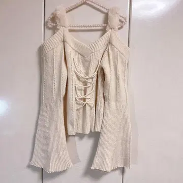 EAT ME 오프숄더 니트