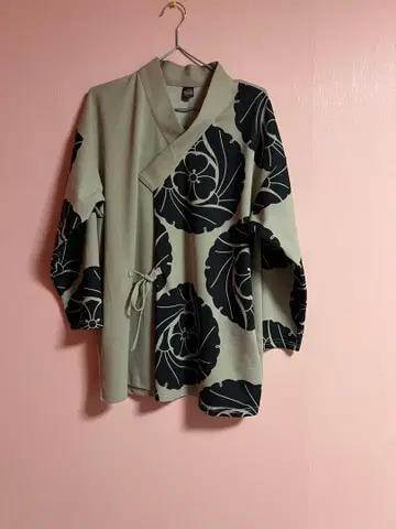 일본풍 디자인 티셔츠 베이지 블랙 플라워 무늬