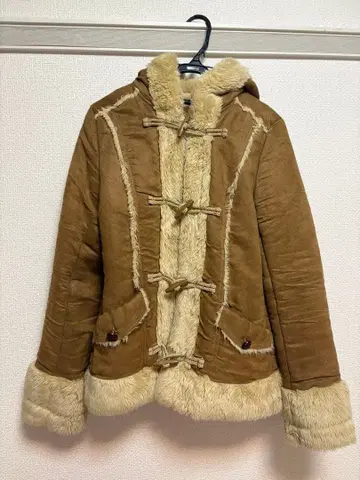 브라운 후드 부착 무스탕 코트