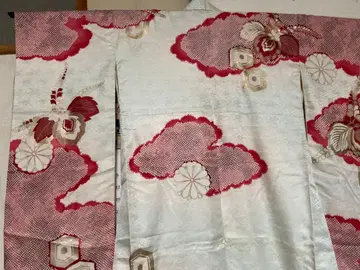 빨간색과 화이트 꽃 무늬 후리소데