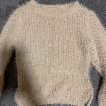 크림색 복슬복슬 니트 스웨터 긴팔