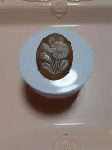 꽃 조각 카메오, 브로치