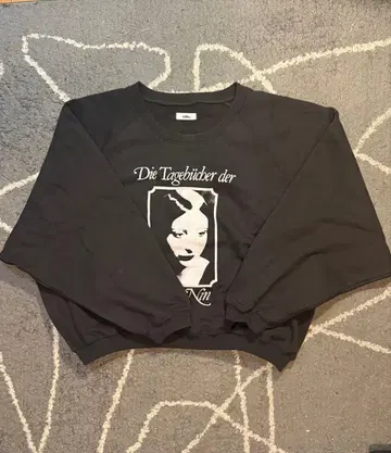 side. 그래픽 프린트 트레이닝복 블랙