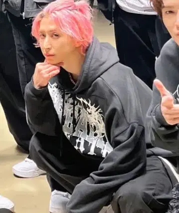 그래픽 프린트 블랙 후드티 BREATH 사쿠마 다이스케 착용