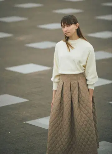 노스탤지어 퀼팅 턱 플레어 스커트