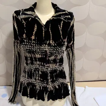 스페치오. 셔틀 플리츠. 벨루어 셔츠. 블라우스