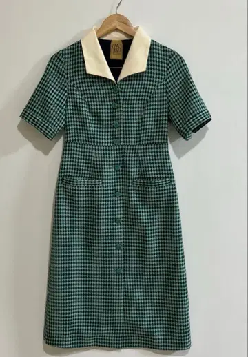 트웬티즈 메뉴판으로 얼굴을 가리고 있는 오픈 카라 체크 원피스