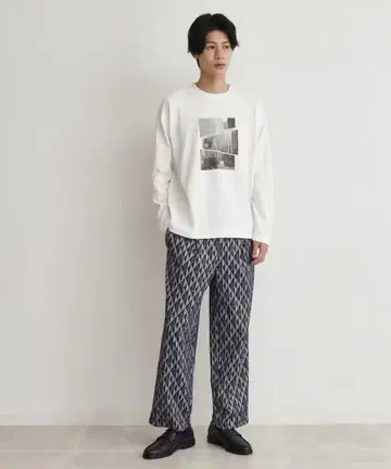 올 패턴 자카드 이지 팬츠 네이비와 그레이 와이드 팬츠