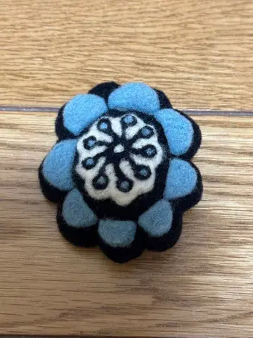 미나 페르호넨 펠트 코사지 브로치