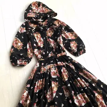 잉게보그 튤립 부케 꽃무늬 후드 부착 블랙 7분 소매 원피스