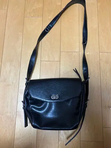 블랙 숄더백 합성 피혁 Zara