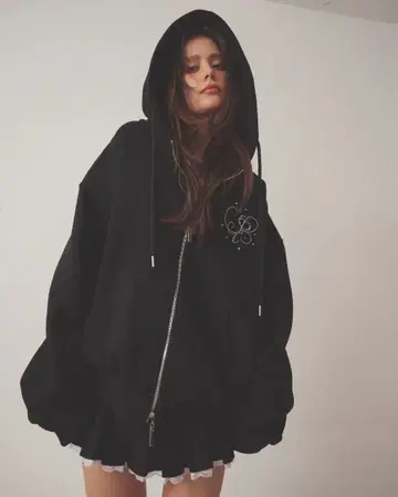 페리큐어 스톤 모티브 후드티