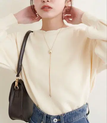 내추럴 꾸뛰르 넥라인 자수 스캘럽 니트