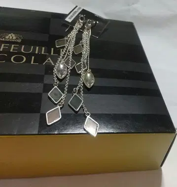 실버톤 다이아몬드형 롱 귀걸이 (미사용 새상품)