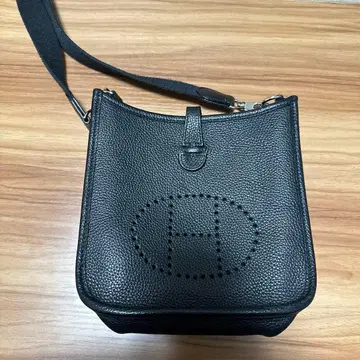 H 로고 자수 블랙 가죽 숄더백