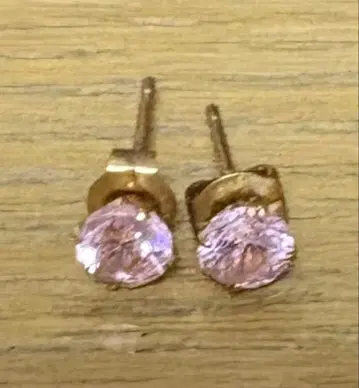 핑 크라운 라운드 컷 스터드 귀걸이