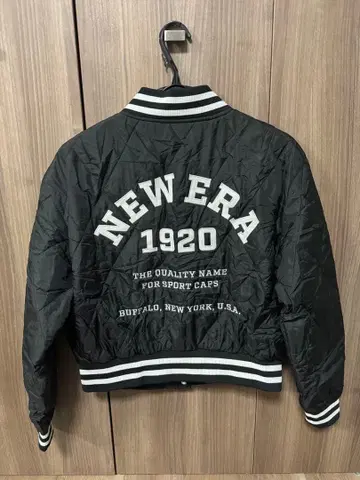 NEWERA 블랙 바시티 자켓