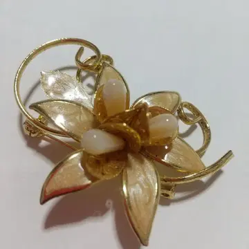 골드 컬러 꽃 브로치