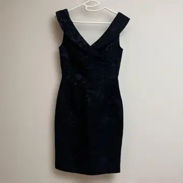 슬리브리스 무릎 기장 원피스