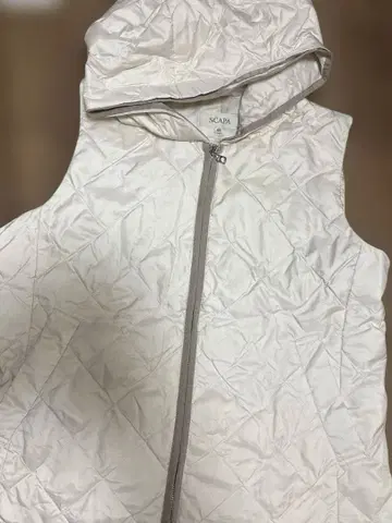 SCAPA 후드 부착 화이트 퀼팅 베스트