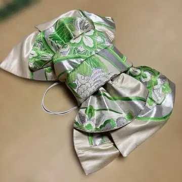 만들어진 오비 순수 실크, 바탕색은 화이트에 가까운 크림색