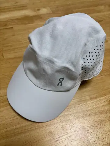 on LIGHTWEIGHT CAP 화이트
