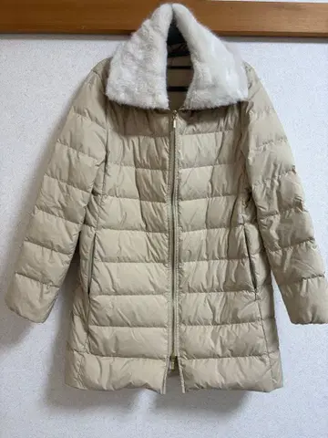 퍼 달린 베이지 다운 자켓