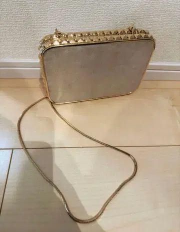 찰스앤키스 숄더 포함 스터드 클러치백 골드