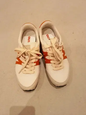 미즈노 화이트/오렌지 스니커즈